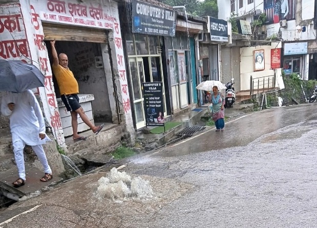 हिमाचल प्रदेश समाचर – मंडी शहर में बरसात से निपटने की अधूरी तैयारियां और बजबजाती नालियाँ बनी परेशानी का सबब