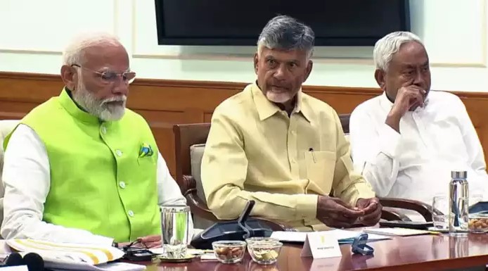 विशुद्ध राजनीति: स्पेशल पैकेज मिलेगा या नहीं, यही है बड़ा सवाल, कब तक बचेगी सरकार?
