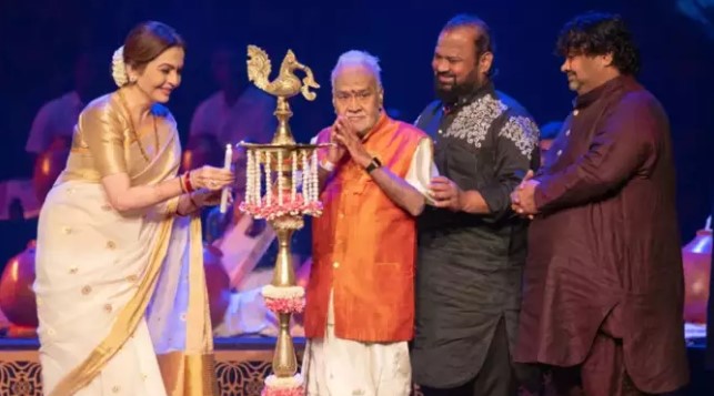 बनारसी नहीं अब कसावु साड़ी में नीता अंबानी ने दिखाई सादगी, हीरे-मोती की चमक भी पड़ गई फीकी