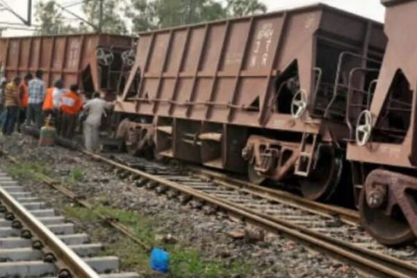 आंध्र प्रदेश : मालगाड़ी के 25 डिब्बे पटरी से उतरे, रूट पर रेल सेवाएं प्रभावित