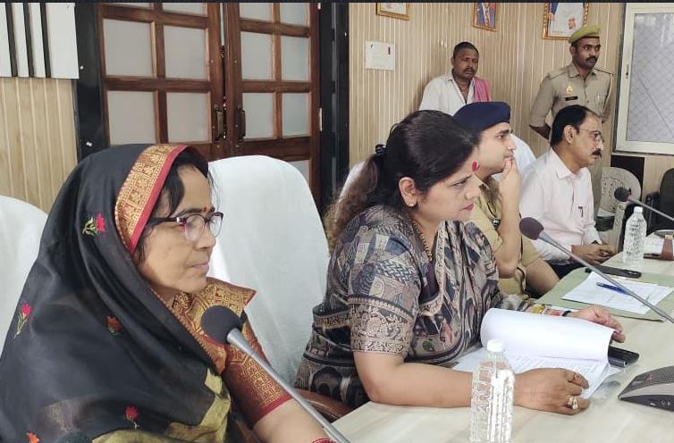 जौनपुर :महिलाओं से सम्बन्धित विभिन्न योजनाओं की समीक्षा