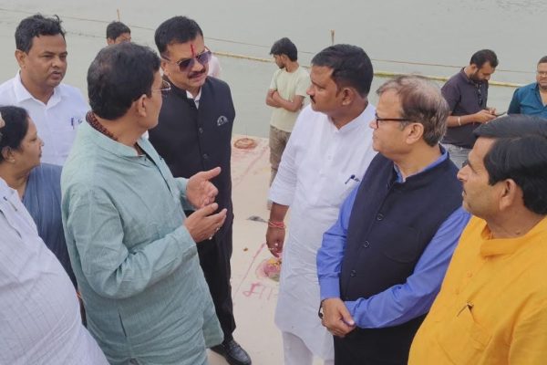 जौनपुर : प्रभारी मंत्री ने छठ घाटों का स्थलीय निरीक्षण किया