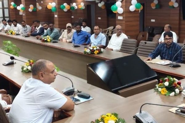 जौनपुर : जिलाधिकारी ने ईंट भट्ठा संघ के पदाधिकारियों के साथ की बैठक