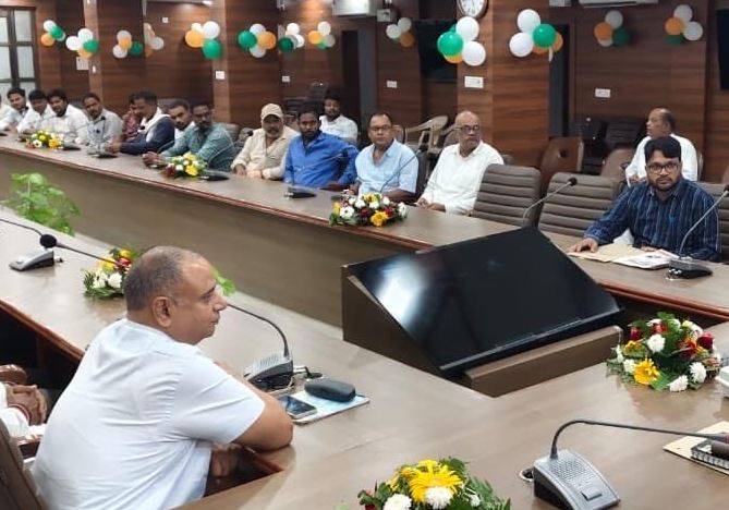 जौनपुर : जिलाधिकारी ने ईंट भट्ठा संघ के पदाधिकारियों के साथ की बैठक