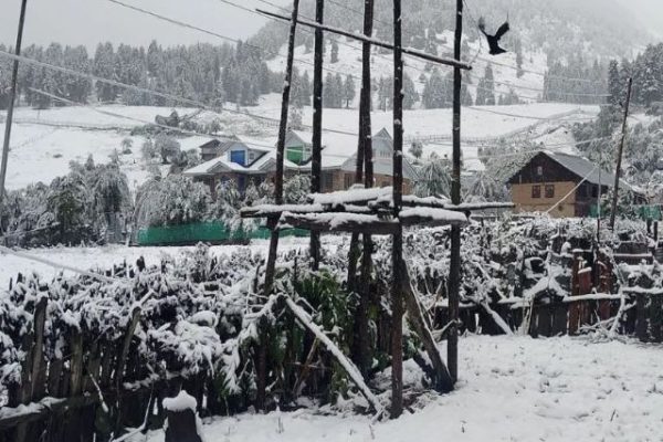 जम्मू-कश्मीर : भारी बारिश और बर्फबारी से जनजीवन पर भारी असर