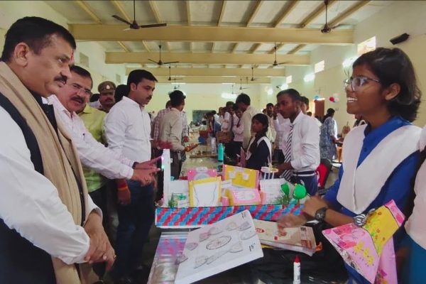 Jaunpur : A grand district-level science exhibition and teachers’ TLM exhibition were organised.