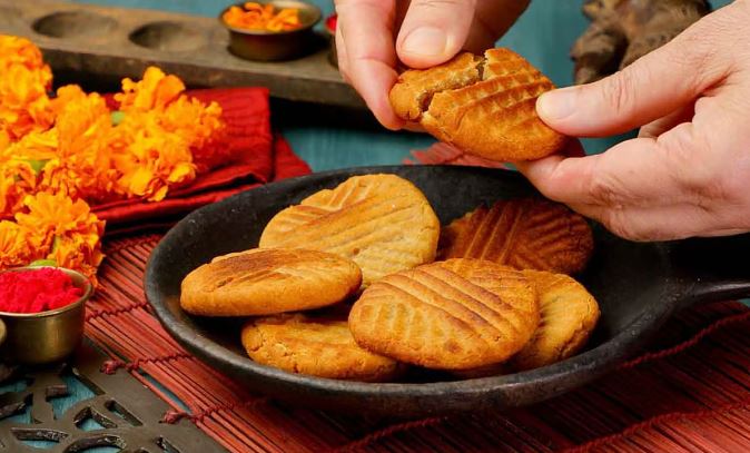 कोलकाता : घरेलू स्वाद से विश्व बाजार तक पहुंचा महाप्रसाद “ठेकुआ” की मिठास