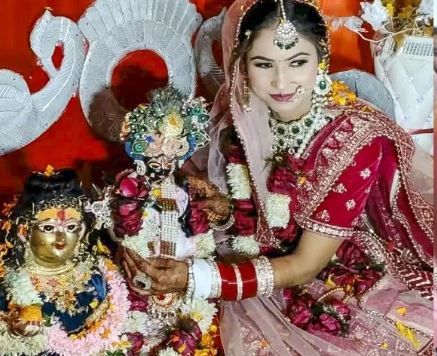 भक्ति या प्यार : बदायूं की पिंकी शर्मा ने भगवान कृष्ण की मूर्ति से की शादी