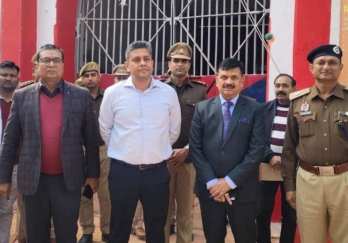 Jaunpur : जिला जेल में अचानक पहुंचे DM और SP; बैरकों की सघन तलाशी से हड़कंप, जानें क्या मिला?