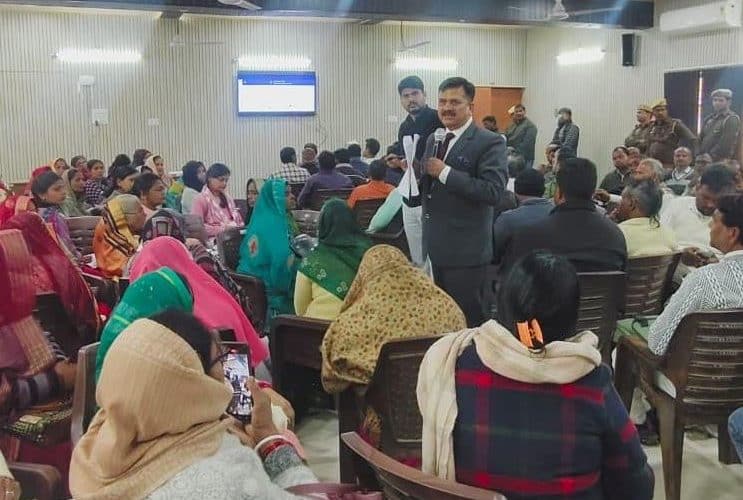 मछलीशहर: वोटर लिस्ट को लेकर एक्शन में DM दिनेश चंद्र, BLOs को दी ट्रेनिंग