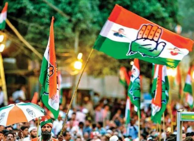 अंबरनाथ में ‘महा-संग्राम’: कांग्रेस ने 12 बागी पार्षदों को निकाला, फडणवीस ने दी कार्रवाई की चेतावनी