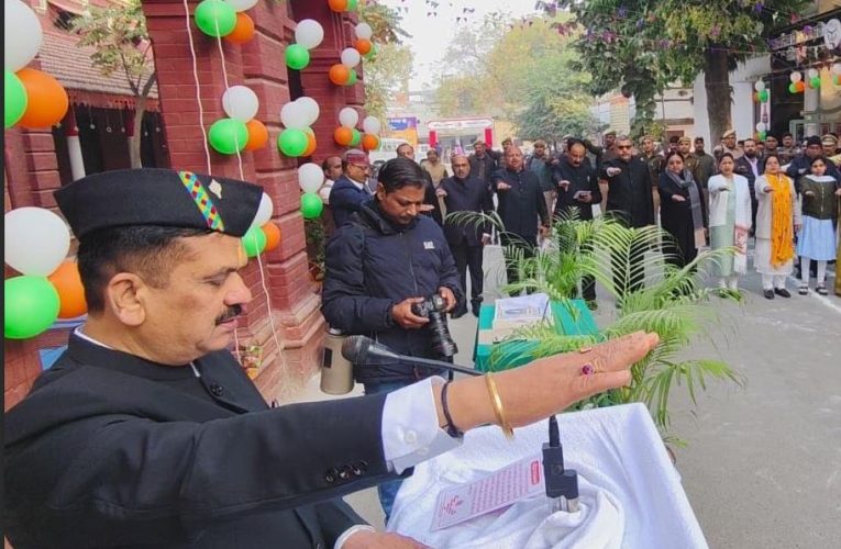 जौनपुर गणतंत्र दिवस 2026: DM डॉ. दिनेश चंद्र ने कलेक्ट्रेट में फहराया तिरंगा; ‘विकसित भारत’ के लिए दिलाई संविधान की शपथ