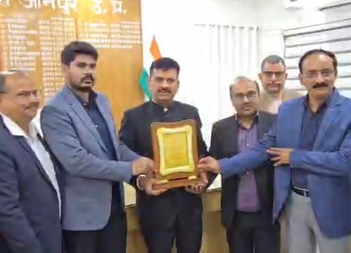 यूपी दिवस पर जौनपुर के युवाओं को बड़ा तोहफा: ₹5 लाख तक का ब्याज मुक्त लोन, पलायन रोकने की अनूठी पहल