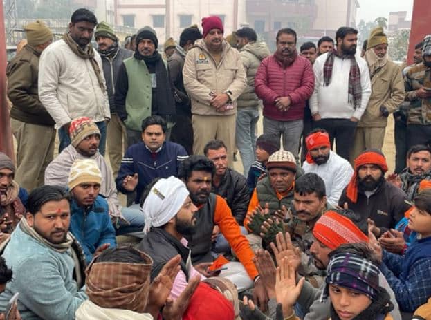 बदायूं में ‘राम नाम’ पर रार: प्रभात फेरी पर पुलिस का लाठीचार्ज, महिलाओं समेत कई घायल; भारी विरोध के बाद बैकफुट पर प्रशासन