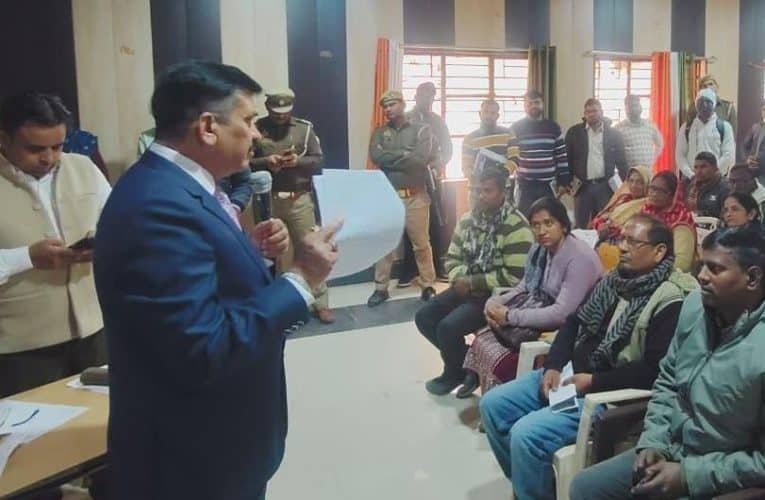 जौनपुर: ‘हर वोट कीमती, हर वोटर जरूरी’; DM डॉ. दिनेश चंद्र ने केराकत में ली क्लास, BLO और सुपरवाइजर्स को दिए ‘जीरो एरर’ के निर्देश