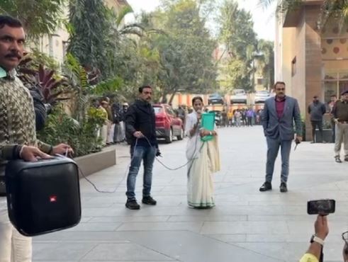 बंगाल में सियासी घमासान: I-PAC ठिकानों पर ED का छापा, भारी विरोध के बीच ममता बनर्जी खुद मैदान में उतरीं