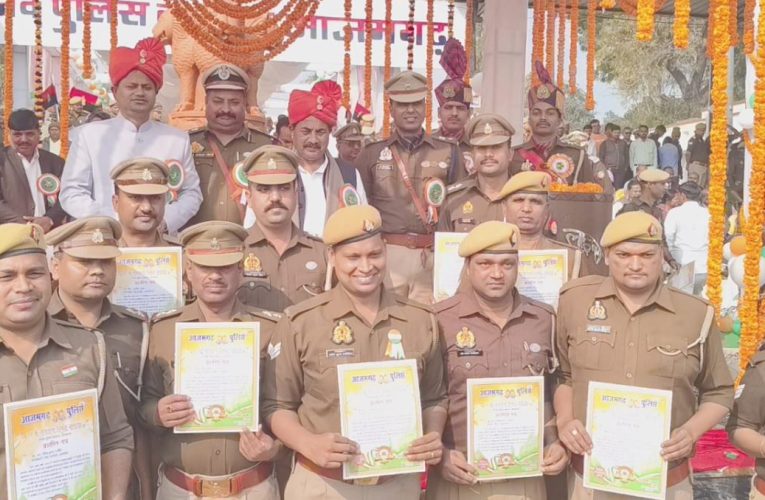 गणतंत्र दिवस: आजमगढ़ में मंत्री दारा सिंह चौहान ने साइबर सेल के ‘हीरो’ मुख्य आरक्षी ओपी जायसवाल को किया सम्मानित