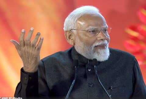 पीएम मोदी बंगाल के बाद असम पहुंचे: गुवाहाटी हवाई अड्डे से अजारा तक चार किमी का रोड शो