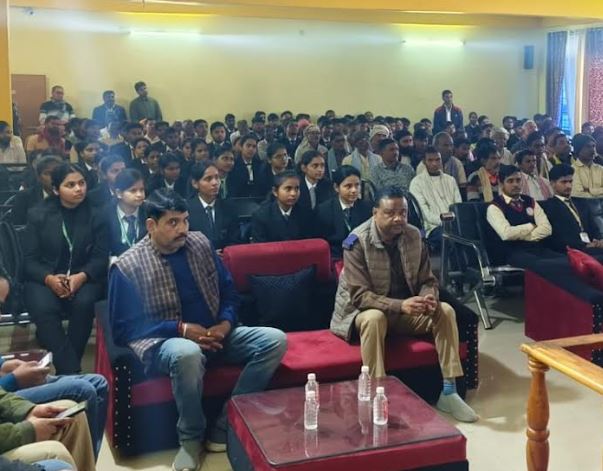 जौनपुर: प्रसाद इंजीनियरिंग कॉलेज में सजी ‘सड़क सुरक्षा की पाठशाला’: अधिकारियों ने दिए ‘सुरक्षित सफर’ के मंत्र