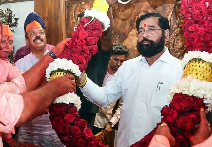मुंबई ‘रिसॉर्ट पॉलिटिक्स ; ‘संजय राउत का तंज- ‘ताज होटल को बना दिया जेल’