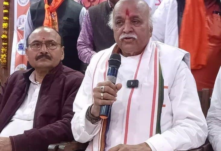 जौनपुर में गरजे प्रवीण तोगड़िया: ‘बांग्लादेश पर 1971 जैसी कार्रवाई करे भारत’, जनसंख्या नियंत्रण कानून और हिंदू राष्ट्र पर दिया बड़ा बयान