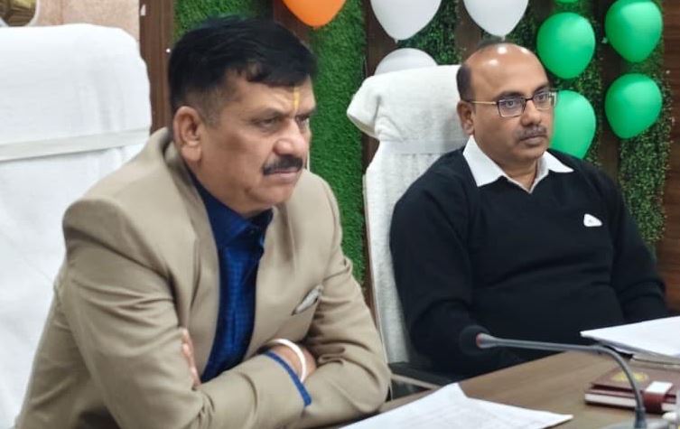 Jaunpur News: डीएम डॉ. दिनेश चंद्र का ‘मिशन आयुष’; अस्पतालों की बाउंड्री वॉल से लेकर औषधीय खेती तक, दिए ये सख्त निर्देश