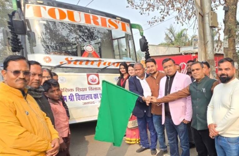 Jaunpur News: किताबों से निकलकर फैक्ट्री पहुँचे छात्र! पीएम श्री के बच्चों ने अमूल प्लांट में देखी दूध से आइसक्रीम बनने की प्रक्रिया