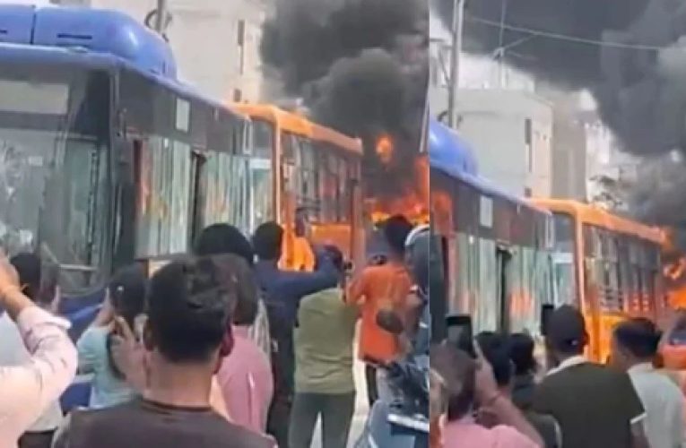 दिल्ली निहाल विहार DTC बस हादसा: 2 की मौत, आक्रोशित भीड़ ने फूंकी बस | The Politics Again