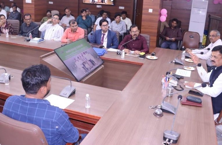 DM Dr Dinesh Chandra Order: होटलों में घरेलू गैस बैन, ईंधन संकट पर प्रशासन अलर्ट | The Politics Again