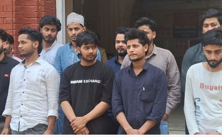 काशी: गंगा में नाव पर बिरयानी खाने का आरोप, 14 युवक हिरासत में
