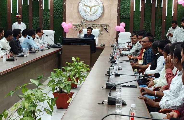 DM का सख्त आदेश: पेट्रोल-गैस की कालाबाजारी पर FIR, जिले में ईंधन की कमी नहीं | The Politics Again