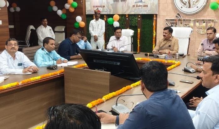 जौनपुर डीएम एक्शन आयुष्मान कार्ड