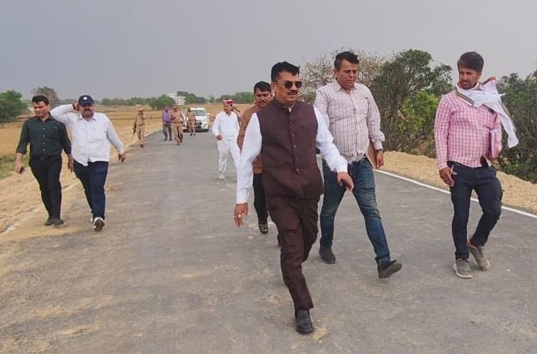 जौनपुर: बसुही नदी पर 11.30 करोड़ से बना नया पुल, DM ने किया निरीक्षण