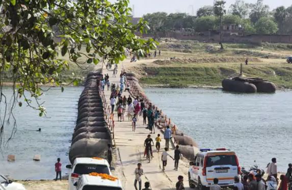 जौनपुर: गोमती नदी पर 66.75 लाख से बने नए पीपा पुल का लोकार्पण