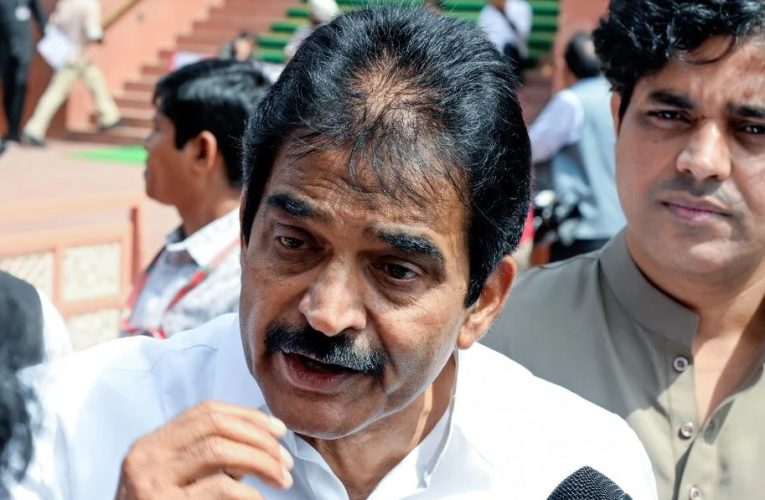 केरल CM रेस: केसी वेणुगोपाल सबसे आगे, चेन्निथला रेस से बाहर