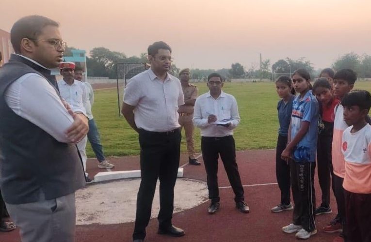 जौनपुर: DM ने किया इंदिरा गांधी स्टेडियम का औचक निरीक्षण