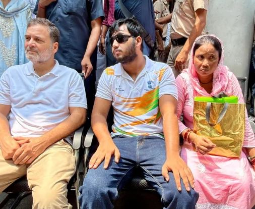 Rahul Gandhi sitting on dharna outside Parliament Street Police Station in Delhi demanding FIR for pellet gun victim Sahil Lochab
