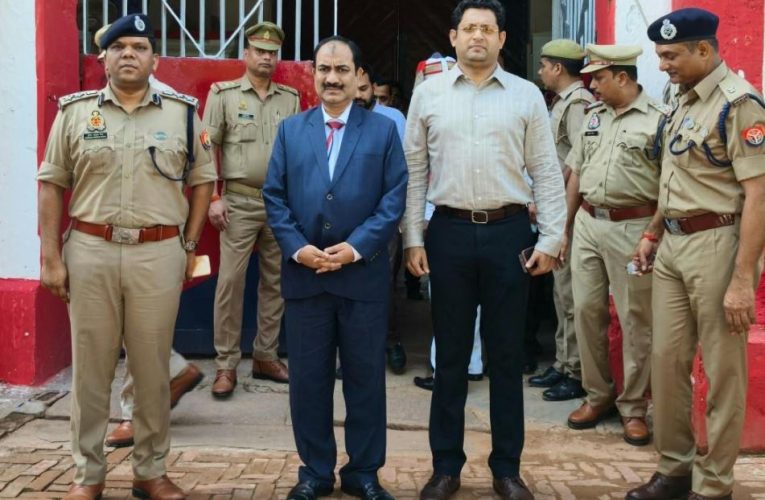 District Judge, District Magistrate, and Superintendent of Police inspecting the barracks and interacting with inmates at Jaunpur District Jail