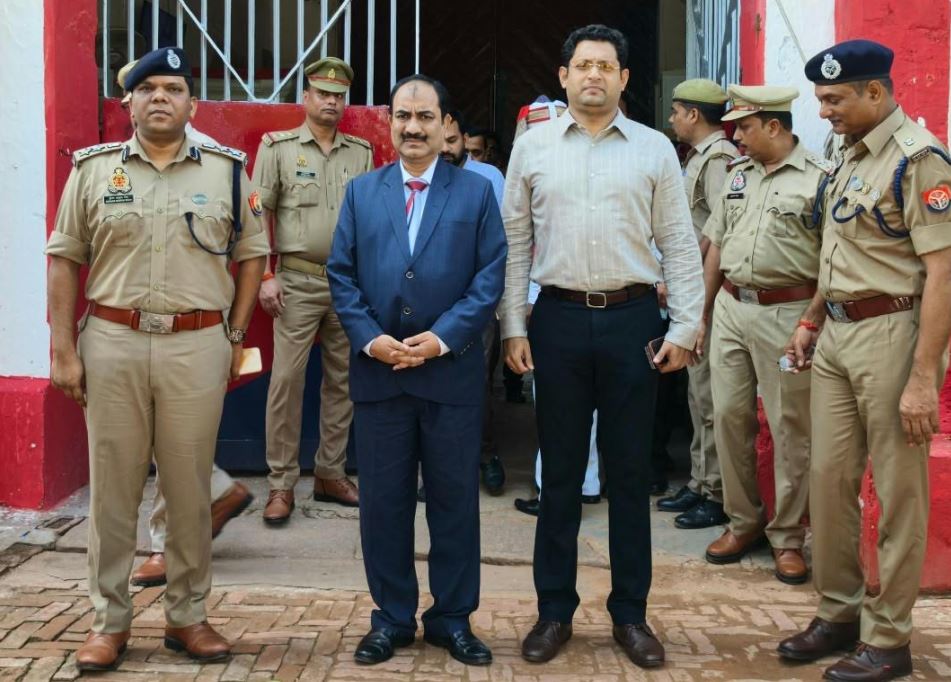 District Judge, District Magistrate, and Superintendent of Police inspecting the barracks and interacting with inmates at Jaunpur District Jail