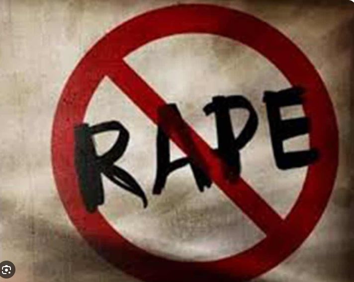 Delhi Police officials investigating the crime scene and scanning the forest area near Kalkaji Temple after a gang-rape incident