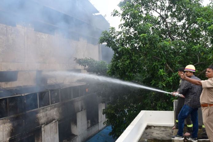 Massive fire and thick black smoke billowing from a fan factory in Mudhaila, Varanasi, causing panic in the adjacent Meghna hospital