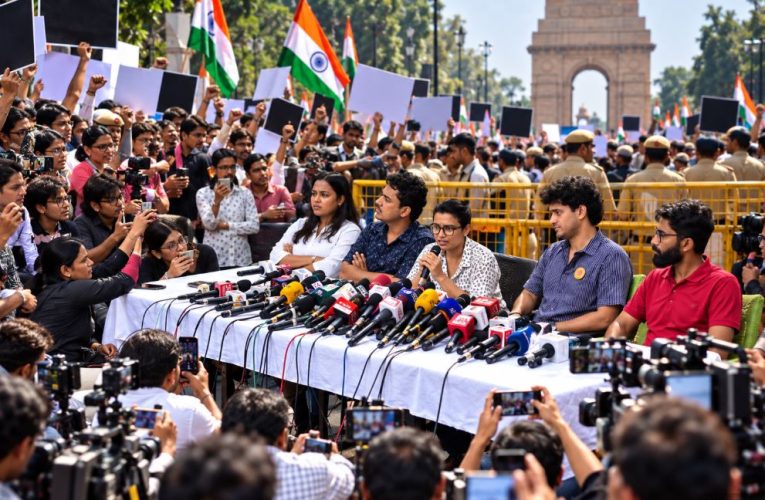 Jantar Mantar protest Delhi crowd, Indian youth protesting political rally, Delhi police barricading Parliament street, Election commission reforms demand India, Cockroach janta party KJP flags
