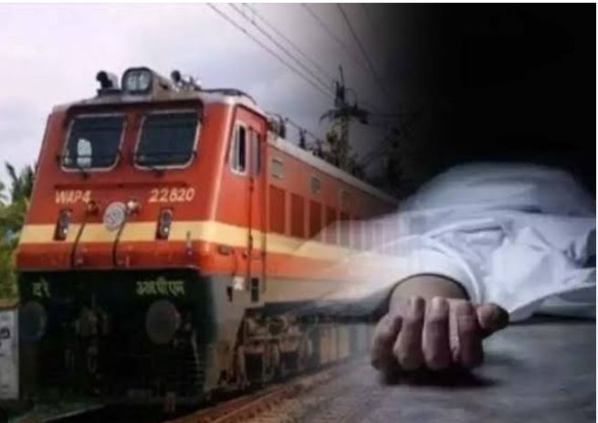 आजमगढ़ के सराय रानी रेलवे स्टेशन पर ताप्ती गंगा ट्रेन हादसा, पुलिस मौके पर जांच करती हुई।